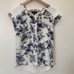 Fortune and Ivy White and Blue Floral Blouse Size Small